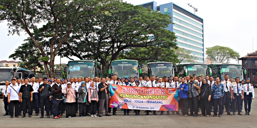 Taruna-taruni SMKN 4 Depok berfoto bersama dewan guru dan staff dalam rangka Kunjungan Industri tahun 2018.